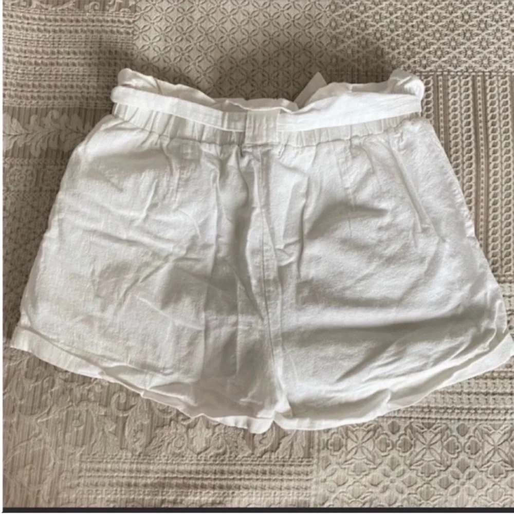 Women’s Kendall & Kylie White Linen High Waisted Tie Shorts Size Medium